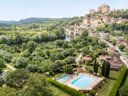 Camping Pas Cher vous présente avec son site Officiel campingpascher.fr, le Camping Romanée - Le Capeyrou classé 3 étoiles, situé sur la commune de Beynac Et Cazenac dans le département Dordogne (Aquitaine) en France. Le camping Romanée - Le Capeyrou vous propose un hébergement de type tente en toile et bois. L'établissement vous propose un autre type d'hébergement. Découvrez tous nos séjours à petits prix dans la commune et aux alentours de Beynac Et Cazenac du département : Dordogne (Aquitaine). Les Avis clients pour le Camping Romanée - Le Capeyrou sont excellents avec une note moyenne de 8 sur 10. MerRivière, Piscine chauffée, Piscine extérieure, Animations familiales, Aire de jeux enfants, Centre équestre, Golf, Ping-pong, Piscine, Pétanque, Terrain multisports, Dépôt de pain, Food truck, Snack/Bar, Épicerie,... En savoir plus : cliquez-ICI.