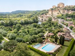 Camping Pas Cher vous présente avec son site Officiel campingpascher.fr, le Camping Romanée - Le Capeyrou classé 3 étoiles, situé sur la commune de Beynac Et Cazenac dans le département Dordogne (Aquitaine) en France. Le camping Romanée - Le Capeyrou vous propose un hébergement de type tente en toile et bois. L'établissement vous propose un autre type d'hébergement. Découvrez tous nos séjours à petits prix dans la commune et aux alentours de Beynac Et Cazenac du département : Dordogne (Aquitaine). Les Avis clients pour le Camping Romanée - Le Capeyrou sont excellents avec une note moyenne de 8 sur 10. MerRivière, Piscine chauffée, Piscine extérieure, Animations familiales, Aire de jeux enfants, Centre équestre, Golf, Ping-pong, Piscine, Pétanque, Terrain multisports, Dépôt de pain, Food truck, Snack/Bar, Épicerie,... En savoir plus : cliquez-ICI.