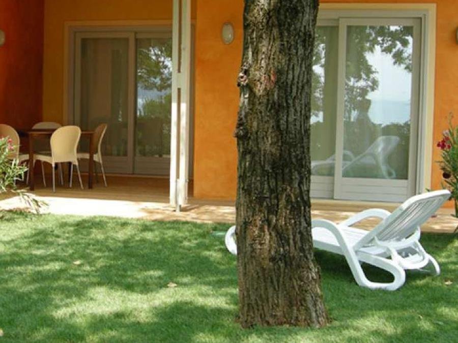 Camping Pas Cher vous présente avec son site Officiel campingpascher.fr, le Camping Europa Silvella classé 5 étoiles, situé sur la commune de San Felice Del Benaco dans le département Brescia (Lombardie) en Italie. Le camping Europa Silvella, vous présente un hébergement de type appartement de 60 m² avec climatisation et télévision. Le camping Europa Silvella vous propose du dimanche 27 septembre au dimanche 04 octobre 2026 pour 7 nuits à 1225.9€. Cette location propose 2 dates différentes pour réserver votre séjour. Découvrez également les 21 autres gammes d'hébergements du camping. Les Avis clients pour le Camping Europa Silvella sont excellents avec une note moyenne de 9 sur 10. Lac, Piscine extérieure, Animations familiales, Club enfants, Court de tennis, Parcours sportif, Ping-pong, Salle de fitness, Terrain de beach-volley, Terrain de football, Bar, Bureau de tabac, Pizzeria, Station-service, Supermarché, Épicerie,... En savoir plus : cliquez-ICI.