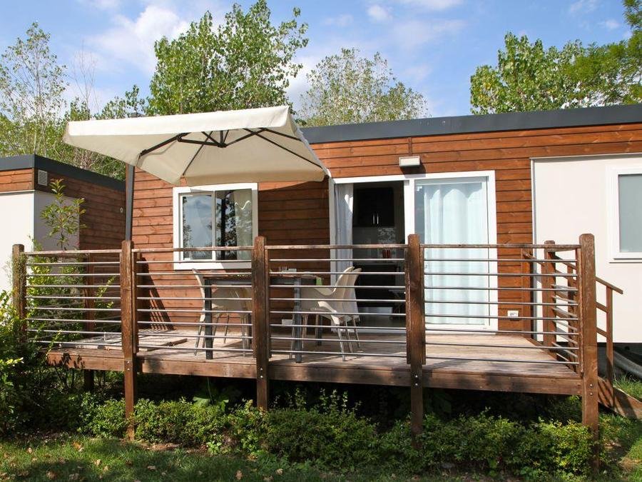 Camping Pas Cher vous présente avec son site Officiel campingpascher.fr, le Camping Europa Silvella classé 5 étoiles, situé sur la commune de San Felice Del Benaco dans le département Brescia (Lombardie) en Italie. Le camping Europa Silvella vous propose un hébergement de type mobil-home avec climatisation (télévision). L'établissement vous propose 21 autres types d'hébergements. Découvrez tous nos séjours à petits prix dans la commune et aux alentours de San Felice Del Benaco du département : Brescia (Lombardie). Les Avis clients pour le Camping Europa Silvella sont excellents avec une note moyenne de 9 sur 10. Lac, Piscine extérieure, Animations familiales, Club enfants, Court de tennis, Parcours sportif, Ping-pong, Salle de fitness, Terrain de beach-volley, Terrain de football, Bar, Bureau de tabac, Pizzeria, Station-service, Supermarché, Épicerie,... En savoir plus : cliquez-ICI.