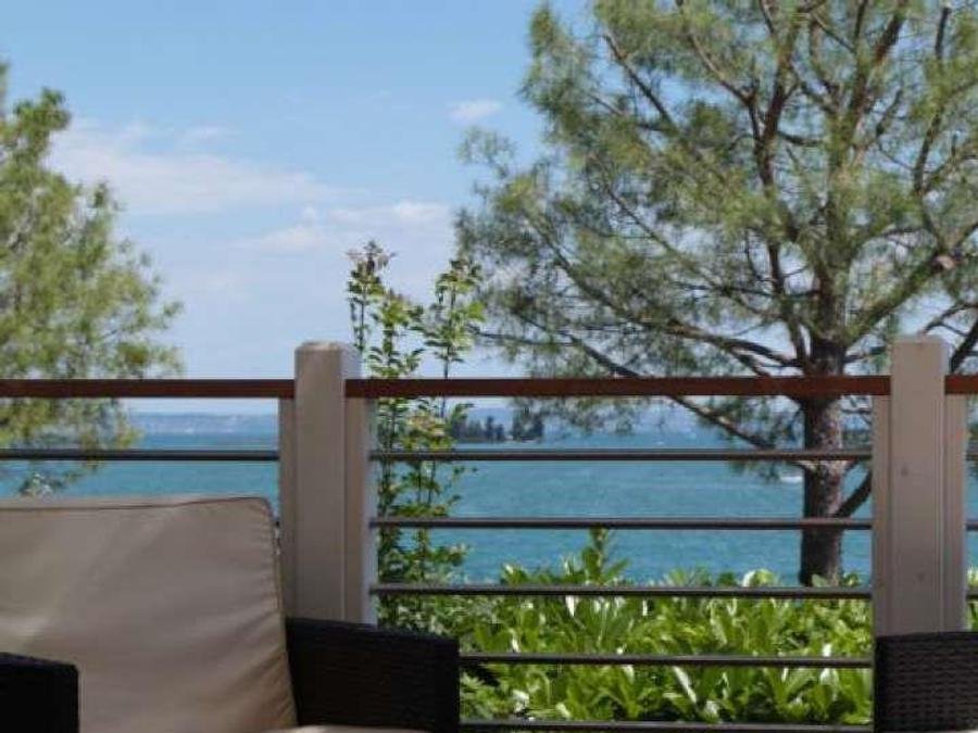 Camping Pas Cher vous présente avec son site Officiel campingpascher.fr, le Camping Europa Silvella classé 5 étoiles, situé sur la commune de San Felice Del Benaco dans le département Brescia (Lombardie) en Italie. Le camping Europa Silvella, vous présente un hébergement de type mobil-home de 33 m² pour 1 personne avec climatisation et télévision. Le camping Europa Silvella vous propose du vendredi 02 octobre au vendredi 09 octobre 2026 pour 7 nuits à 865.8€. Cette location propose 6 dates différentes pour réserver votre séjour. Découvrez également les 16 autres gammes d'hébergements du camping. Les Avis clients pour le Camping Europa Silvella sont excellents avec une note moyenne de 9 sur 10. Lac, Piscine extérieure, Animations familiales, Club enfants, Court de tennis, Parcours sportif, Ping-pong, Salle de fitness, Terrain de beach-volley, Terrain de football, Bar, Bureau de tabac, Pizzeria, Station-service, Supermarché, Épicerie,... En savoir plus : cliquez-ICI.