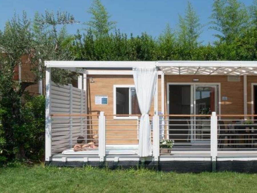 Camping Pas Cher vous présente avec son site Officiel campingpascher.fr, le Camping Europa Silvella classé 5 étoiles, situé sur la commune de San Felice Del Benaco dans le département Brescia (Lombardie) en Italie. Le camping Europa Silvella vous propose un hébergement de type mobil-home de 33 m² avec climatisation (télévision). L'établissement vous propose 21 autres types d'hébergements. Découvrez tous nos séjours à petits prix dans la commune et aux alentours de San Felice Del Benaco du département : Brescia (Lombardie). Les Avis clients pour le Camping Europa Silvella sont excellents avec une note moyenne de 9 sur 10. Lac, Piscine extérieure, Animations familiales, Club enfants, Court de tennis, Parcours sportif, Ping-pong, Salle de fitness, Terrain de beach-volley, Terrain de football, Bar, Bureau de tabac, Pizzeria, Station-service, Supermarché, Épicerie,... En savoir plus : cliquez-ICI.