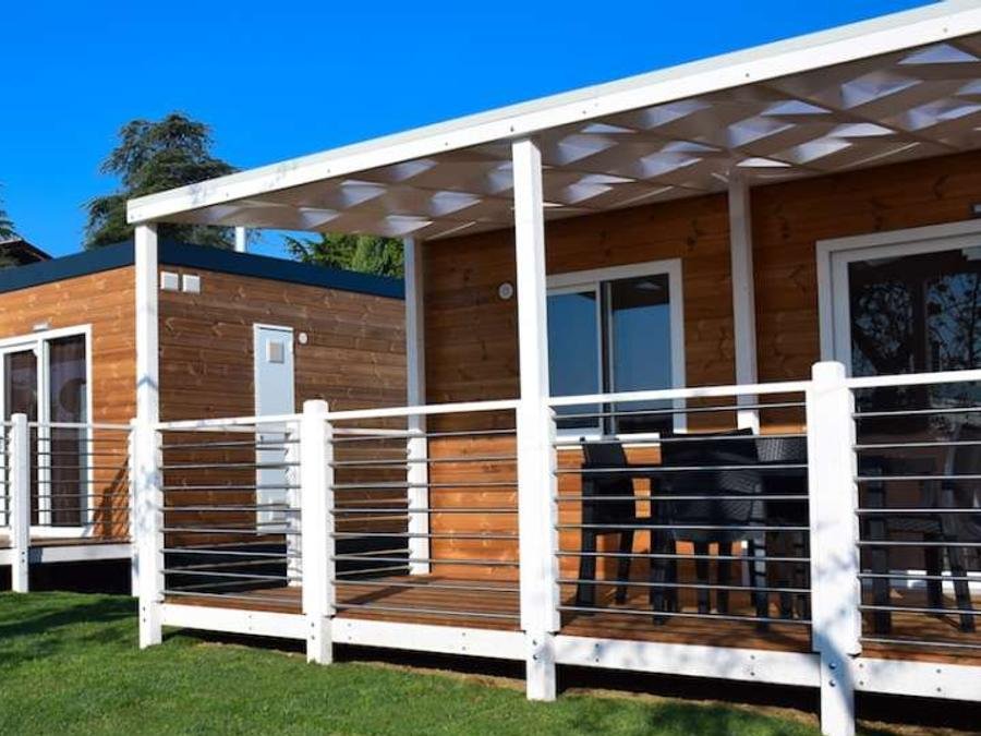 Camping Pas Cher vous présente avec son site Officiel campingpascher.fr, le Camping Europa Silvella classé 5 étoiles, situé sur la commune de San Felice Del Benaco dans le département Brescia (Lombardie) en Italie. Le camping Europa Silvella vous propose un hébergement de type mobil-home de 31 m² pour 1 personne avec climatisation (télévision). L'établissement vous propose 21 autres types d'hébergements. Découvrez tous nos séjours à petits prix dans la commune et aux alentours de San Felice Del Benaco du département : Brescia (Lombardie). Les Avis clients pour le Camping Europa Silvella sont excellents avec une note moyenne de 9 sur 10. Lac, Piscine extérieure, Animations familiales, Club enfants, Court de tennis, Parcours sportif, Ping-pong, Salle de fitness, Terrain de beach-volley, Terrain de football, Bar, Bureau de tabac, Pizzeria, Station-service, Supermarché, Épicerie,... En savoir plus : cliquez-ICI.