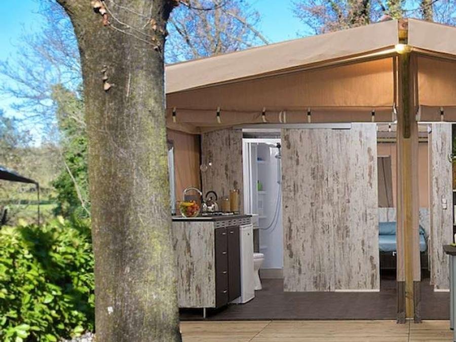Camping Pas Cher vous présente avec son site Officiel campingpascher.fr, le Camping Europa Silvella classé 5 étoiles, situé sur la commune de San Felice Del Benaco dans le département Brescia (Lombardie) en Italie. Le camping Europa Silvella, vous présente un hébergement de type tente de 27 m² pour 2 personnes avec climatisation et télévision. Le camping Europa Silvella vous propose du dimanche 04 octobre au dimanche 11 octobre 2026 pour 7 nuits à 446.6€. Cette location propose 20 dates différentes pour réserver votre séjour. Découvrez également les 21 autres gammes d'hébergements du camping. Les Avis clients pour le Camping Europa Silvella sont excellents avec une note moyenne de 9 sur 10. Lac, Piscine extérieure, Animations familiales, Club enfants, Court de tennis, Parcours sportif, Ping-pong, Salle de fitness, Terrain de beach-volley, Terrain de football, Bar, Bureau de tabac, Pizzeria, Station-service, Supermarché, Épicerie,... En savoir plus : cliquez-ICI.