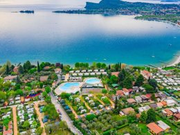 Camping Pas Cher vous présente avec son site Officiel campingpascher.fr, le Camping Europa Silvella classé 5 étoiles, situé sur la commune de San Felice Del Benaco dans le département Brescia (Lombardie) en Italie. Le camping Europa Silvella vous propose un hébergement de type mobil-home de 31 m² pour 1 personne avec climatisation (télévision). L'établissement vous propose 21 autres types d'hébergements. Découvrez tous nos séjours à petits prix dans la commune et aux alentours de San Felice Del Benaco du département : Brescia (Lombardie). Les Avis clients pour le Camping Europa Silvella sont excellents avec une note moyenne de 9 sur 10. Lac, Piscine extérieure, Animations familiales, Club enfants, Court de tennis, Parcours sportif, Ping-pong, Salle de fitness, Terrain de beach-volley, Terrain de football, Bar, Bureau de tabac, Pizzeria, Station-service, Supermarché, Épicerie,... En savoir plus : cliquez-ICI.