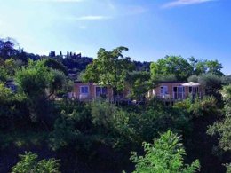 Camping Pas Cher vous présente avec son site Officiel campingpascher.fr, le Camping Europa Silvella classé 5 étoiles, situé sur la commune de San Felice Del Benaco dans le département Brescia (Lombardie) en Italie. Le camping Europa Silvella, vous présente un hébergement de type mobil-home de 31 m² pour 1 personne avec climatisation et télévision. Le camping Europa Silvella vous propose du mardi 05 mai au mardi 12 mai 2026 pour 7 nuits à 804.1€. Cette location propose 65 dates différentes pour réserver votre séjour. Découvrez également les 21 autres gammes d'hébergements du camping. Les Avis clients pour le Camping Europa Silvella sont excellents avec une note moyenne de 9 sur 10. Lac, Piscine extérieure, Animations familiales, Club enfants, Court de tennis, Parcours sportif, Ping-pong, Salle de fitness, Terrain de beach-volley, Terrain de football, Bar, Bureau de tabac, Pizzeria, Station-service, Supermarché, Épicerie,... En savoir plus : cliquez-ICI.