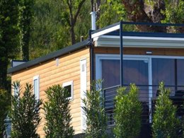 Camping Pas Cher vous présente avec son site Officiel campingpascher.fr, le Camping Europa Silvella classé 5 étoiles, situé sur la commune de San Felice Del Benaco dans le département Brescia (Lombardie) en Italie. Le camping Europa Silvella, vous présente un hébergement de type mobil-home de 31 m² pour 1 personne avec climatisation et télévision. Le camping Europa Silvella vous propose du mardi 05 mai au mardi 12 mai 2026 pour 7 nuits à 829.4€. Cette location propose 70 dates différentes pour réserver votre séjour. Découvrez également les 21 autres gammes d'hébergements du camping. Les Avis clients pour le Camping Europa Silvella sont excellents avec une note moyenne de 9 sur 10. Lac, Piscine extérieure, Animations familiales, Club enfants, Court de tennis, Parcours sportif, Ping-pong, Salle de fitness, Terrain de beach-volley, Terrain de football, Bar, Bureau de tabac, Pizzeria, Station-service, Supermarché, Épicerie,... En savoir plus : cliquez-ICI.