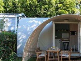 Camping Pas Cher vous présente avec son site Officiel campingpascher.fr, le Camping Europa Silvella classé 5 étoiles, situé sur la commune de San Felice Del Benaco dans le département Brescia (Lombardie) en Italie. Le camping Europa Silvella, vous présente un hébergement de type tente de 16 m² avec climatisation. Le camping Europa Silvella vous propose du jeudi 26 mars au jeudi 02 avril 2026 pour 7 nuits à 292.6€. Cette location propose 133 dates différentes pour réserver votre séjour. Découvrez également les 21 autres gammes d'hébergements du camping. Les Avis clients pour le Camping Europa Silvella sont excellents avec une note moyenne de 9 sur 10. Lac, Piscine extérieure, Animations familiales, Club enfants, Court de tennis, Parcours sportif, Ping-pong, Salle de fitness, Terrain de beach-volley, Terrain de football, Bar, Bureau de tabac, Pizzeria, Station-service, Supermarché, Épicerie,... En savoir plus : cliquez-ICI.