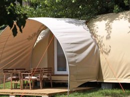 Camping Pas Cher vous présente avec son site Officiel campingpascher.fr, le Camping Europa Silvella classé 5 étoiles, situé sur la commune de San Felice Del Benaco dans le département Brescia (Lombardie) en Italie. Le camping Europa Silvella, vous présente un hébergement de type tente de 16 m² avec climatisation. Le camping Europa Silvella vous propose du jeudi 26 mars au jeudi 02 avril 2026 pour 7 nuits à 346.5€. Cette location propose 105 dates différentes pour réserver votre séjour. Découvrez également les 21 autres gammes d'hébergements du camping. Les Avis clients pour le Camping Europa Silvella sont excellents avec une note moyenne de 9 sur 10. Lac, Piscine extérieure, Animations familiales, Club enfants, Court de tennis, Parcours sportif, Ping-pong, Salle de fitness, Terrain de beach-volley, Terrain de football, Bar, Bureau de tabac, Pizzeria, Station-service, Supermarché, Épicerie,... En savoir plus : cliquez-ICI.