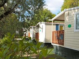 Camping Pas Cher vous présente avec son site Officiel campingpascher.fr, le Camping Europa Silvella classé 5 étoiles, situé sur la commune de San Felice Del Benaco dans le département Brescia (Lombardie) en Italie. Le camping Europa Silvella, vous présente un hébergement de type mobil-home de 31 m² pour 1 personne avec climatisation et télévision. Le camping Europa Silvella vous propose du jeudi 26 mars au jeudi 02 avril 2026 pour 7 nuits à 623.7€. Cette location propose 59 dates différentes pour réserver votre séjour. Découvrez également les 21 autres gammes d'hébergements du camping. Les Avis clients pour le Camping Europa Silvella sont excellents avec une note moyenne de 9 sur 10. Lac, Piscine extérieure, Animations familiales, Club enfants, Court de tennis, Parcours sportif, Ping-pong, Salle de fitness, Terrain de beach-volley, Terrain de football, Bar, Bureau de tabac, Pizzeria, Station-service, Supermarché, Épicerie,... En savoir plus : cliquez-ICI.