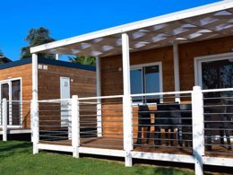 Camping Pas Cher vous présente avec son site Officiel campingpascher.fr, le Camping Europa Silvella classé 5 étoiles, situé sur la commune de San Felice Del Benaco dans le département Brescia (Lombardie) en Italie. Le camping Europa Silvella, vous présente un hébergement de type mobil-home de 31 m² pour 1 personne avec climatisation et télévision. Le camping Europa Silvella vous propose du jeudi 26 mars au jeudi 02 avril 2026 pour 7 nuits à 600.6€. Cette location propose 91 dates différentes pour réserver votre séjour. Découvrez également les 21 autres gammes d'hébergements du camping. Les Avis clients pour le Camping Europa Silvella sont excellents avec une note moyenne de 9 sur 10. Lac, Piscine extérieure, Animations familiales, Club enfants, Court de tennis, Parcours sportif, Ping-pong, Salle de fitness, Terrain de beach-volley, Terrain de football, Bar, Bureau de tabac, Pizzeria, Station-service, Supermarché, Épicerie,... En savoir plus : cliquez-ICI.