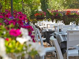 Camping Pas Cher vous présente avec son site Officiel campingpascher.fr, le Camping Europa Silvella classé 5 étoiles, situé sur la commune de San Felice Del Benaco dans le département Brescia (Lombardie) en Italie. Le camping Europa Silvella, vous présente un hébergement de type mobil-home de 31 m² pour 1 personne avec climatisation et télévision. Le camping Europa Silvella vous propose du jeudi 26 mars au jeudi 02 avril 2026 pour 7 nuits à 623.7€. Cette location propose 59 dates différentes pour réserver votre séjour. Découvrez également les 21 autres gammes d'hébergements du camping. Les Avis clients pour le Camping Europa Silvella sont excellents avec une note moyenne de 9 sur 10. Lac, Piscine extérieure, Animations familiales, Club enfants, Court de tennis, Parcours sportif, Ping-pong, Salle de fitness, Terrain de beach-volley, Terrain de football, Bar, Bureau de tabac, Pizzeria, Station-service, Supermarché, Épicerie,... En savoir plus : cliquez-ICI.