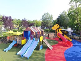 Camping Pas Cher vous présente avec son site Officiel campingpascher.fr, le Camping Europa Silvella classé 5 étoiles, situé sur la commune de San Felice Del Benaco dans le département Brescia (Lombardie) en Italie. Le camping Europa Silvella, vous présente un hébergement de type mobil-home de 31 m² pour 1 personne avec climatisation et télévision. Le camping Europa Silvella vous propose du jeudi 26 mars au jeudi 02 avril 2026 pour 7 nuits à 600.6€. Cette location propose 83 dates différentes pour réserver votre séjour. Découvrez également les 21 autres gammes d'hébergements du camping. Les Avis clients pour le Camping Europa Silvella sont excellents avec une note moyenne de 9 sur 10. Lac, Piscine extérieure, Animations familiales, Club enfants, Court de tennis, Parcours sportif, Ping-pong, Salle de fitness, Terrain de beach-volley, Terrain de football, Bar, Bureau de tabac, Pizzeria, Station-service, Supermarché, Épicerie,... En savoir plus : cliquez-ICI.