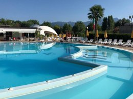 Camping Pas Cher vous présente avec son site Officiel campingpascher.fr, le Camping Europa Silvella classé 5 étoiles, situé sur la commune de San Felice Del Benaco dans le département Brescia (Lombardie) en Italie. Le camping Europa Silvella, vous présente un hébergement de type mobil-home de 33 m² avec climatisation et télévision. Le camping Europa Silvella vous propose du mardi 05 mai au mardi 12 mai 2026 pour 7 nuits à 807.4€. Cette location propose 55 dates différentes pour réserver votre séjour. Découvrez également les 21 autres gammes d'hébergements du camping. Les Avis clients pour le Camping Europa Silvella sont excellents avec une note moyenne de 9 sur 10. Lac, Piscine extérieure, Animations familiales, Club enfants, Court de tennis, Parcours sportif, Ping-pong, Salle de fitness, Terrain de beach-volley, Terrain de football, Bar, Bureau de tabac, Pizzeria, Station-service, Supermarché, Épicerie,... En savoir plus : cliquez-ICI.