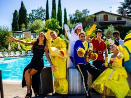 Camping Pas Cher vous présente avec son site Officiel campingpascher.fr, le Camping Europa Silvella classé 5 étoiles, situé sur la commune de San Felice Del Benaco dans le département Brescia (Lombardie) en Italie. Le camping Europa Silvella, vous présente un hébergement de type mobil-home de 31 m² pour 1 personne avec climatisation et télévision. Le camping Europa Silvella vous propose du jeudi 26 mars au jeudi 02 avril 2026 pour 7 nuits à 600.6€. Cette location propose 91 dates différentes pour réserver votre séjour. Découvrez également les 21 autres gammes d'hébergements du camping. Les Avis clients pour le Camping Europa Silvella sont excellents avec une note moyenne de 9 sur 10. Lac, Piscine extérieure, Animations familiales, Club enfants, Court de tennis, Parcours sportif, Ping-pong, Salle de fitness, Terrain de beach-volley, Terrain de football, Bar, Bureau de tabac, Pizzeria, Station-service, Supermarché, Épicerie,... En savoir plus : cliquez-ICI.