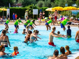 Camping Pas Cher vous présente avec son site Officiel campingpascher.fr, le Camping Europa Silvella classé 5 étoiles, situé sur la commune de San Felice Del Benaco dans le département Brescia (Lombardie) en Italie. Le camping Europa Silvella, vous présente un hébergement de type mobil-home de 31 m² pour 1 personne avec climatisation et télévision. Le camping Europa Silvella vous propose du mardi 05 mai au mardi 12 mai 2026 pour 7 nuits à 804.1€. Cette location propose 65 dates différentes pour réserver votre séjour. Découvrez également les 21 autres gammes d'hébergements du camping. Les Avis clients pour le Camping Europa Silvella sont excellents avec une note moyenne de 9 sur 10. Lac, Piscine extérieure, Animations familiales, Club enfants, Court de tennis, Parcours sportif, Ping-pong, Salle de fitness, Terrain de beach-volley, Terrain de football, Bar, Bureau de tabac, Pizzeria, Station-service, Supermarché, Épicerie,... En savoir plus : cliquez-ICI.