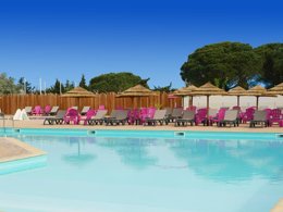 Camping Pas Cher vous présente avec son site Officiel campingpascher.fr, le Camping Les Flamants Roses classé 4 étoiles, situé sur la commune de Saint Nazaire dans le département Pyrénées-orientales (Languedoc Roussillon) en France. Le camping Les Flamants Roses vous propose un hébergement de type mobil-home de 24 m² pour 4 personnes. L'établissement vous propose 3 autres types d'hébergements. Découvrez tous nos séjours à petits prix dans la commune et aux alentours de Saint Nazaire du département : Pyrénées-orientales (Languedoc Roussillon). Les Avis clients pour le Camping Les Flamants Roses sont excellents avec une note moyenne de 8 sur 10. Piscine chauffée, Piscine extérieure, Animations familiales, Club enfants, Centre équestre, Ping-pong, Pétanque, Structure gonflable enfants, Terrain multisports, Bar, Dépôt de pain, Plats à emporter,... En savoir plus : cliquez-ICI.