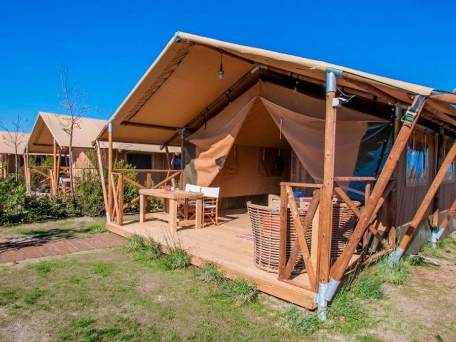 Camping Pas Cher vous présente avec son site Officiel campingpascher.fr, le Camping Lloret Blau classé 3 étoiles, situé sur la commune de Lloret Del Mar dans le département Gérone (Catalogne) en Espagne. Le camping Lloret Blau vous propose un hébergement de type tente en toile et bois de 35 m² pour 2 personnes. L'établissement vous propose 2 autres types d'hébergements. Découvrez tous nos séjours à petits prix dans la commune et aux alentours de Lloret Del Mar du département : Gérone (Catalogne). Les Avis clients pour le Camping Lloret Blau sont de 6 sur 10. Piscine extérieure, Club ados, Club enfants, Canoë-kayak, Club enfant de nuit, Cyclisme, Golf, Planche à voile, Plongée, Randonnée, Structure gonflable enfants, Terrain de football, Terrain de volley-ball, Brasserie, Restaurant asiatique,... En savoir plus : cliquez-ICI.