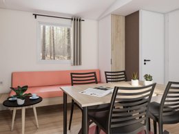 Camping Pas Cher vous présente avec son site Officiel campingpascher.fr, le Camping Lloret Blau classé 3 étoiles, situé sur la commune de Lloret Del Mar dans le département Gérone (Catalogne) en Espagne. Le camping Lloret Blau, vous présente un hébergement de type mobil-home de 33 m² avec climatisation et télévision. Le camping Lloret Blau vous propose du jeudi 08 janvier au jeudi 15 janvier 2026 pour 7 nuits à 574€. Cette location propose 94 dates différentes pour réserver votre séjour. Découvrez également les 4 autres gammes d'hébergements du camping. Les Avis clients pour le Camping Lloret Blau sont de 7 sur 10. Piscine extérieure, Club ados, Club enfants, Canoë-kayak, Club enfant de nuit, Cyclisme, Golf, Planche à voile, Plongée, Randonnée, Structure gonflable enfants, Terrain de football, Terrain de volley-ball, Brasserie, Restaurant asiatique,... En savoir plus : cliquez-ICI.