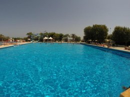 Camping Pas Cher vous présente avec son site Officiel campingpascher.fr, le Camping Village Lamaforca classé 3 étoiles, situé sur la commune de Ostuni dans le département Brindisi (Pouilles) en Italie. Le camping Village Lamaforca, vous présente un hébergement de type mobil-home de 24 m² pour 1 personne avec climatisation. Le camping Village Lamaforca vous propose du sam. 16 mai au sam. 23 mai 2026, en promotion à -28% pour 7 nuits à 225 € au lieu de 315,0 € soit une Économie de 90 €. Cette location propose 10 dates différentes pour réserver votre séjour. Découvrez également les 2 autres gammes d'hébergements du camping. Mer, Parc aquatique, Piscine extérieure, Animations familiales, Club enfants, Aire de jeux enfants, Baby-foot, Court de tennis, Piscine, Pétanque, Salle de jeux vidéo, Terrain multisports, Bar, Bureau de tabac, Pizzeria, Plats à emporter, Snack/Bar, Épicerie,... En savoir plus : cliquez-ICI.