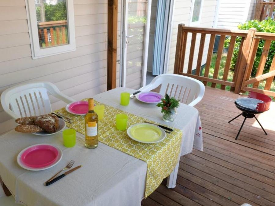 Camping Pas Cher vous présente avec son site Officiel campingpascher.fr, le Camping Porto Cesareo classé 3 étoiles, situé sur la commune de Porto Cesareo dans le département Lecce (Pouilles) en Italie. Le camping Porto Cesareo, vous présente un hébergement de type mobil-home de 30 m² avec climatisation. Le camping Porto Cesareo vous propose du sam. 12 septembre au sam. 19 septembre 2026 pour 7 nuits à 560€. Cette location propose 10 dates différentes pour réserver votre séjour. Découvrez également les 2 autres gammes d'hébergements du camping. Mer, Piscine extérieure, Animations familiales, Club enfants, Aire de jeux enfants, Baby-foot, Location de bateaux, Piscine, Sports nautiques, Terrain de football, kiteSurf, Bar, Bureau de tabac, Pizzeria, Plats à emporter, Restaurant, Épicerie,... En savoir plus : cliquez-ICI.