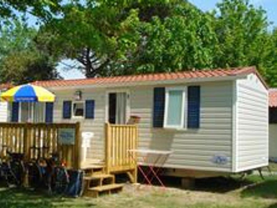 Camping Pas Cher vous présente avec son site Officiel campingpascher.fr, le Camping Porto Cesareo classé 3 étoiles, situé sur la commune de Porto Cesareo dans le département Lecce (Pouilles) en Italie. Le camping Porto Cesareo, vous présente un hébergement de type mobil-home de 24 m² pour 1 personne avec climatisation. Le camping Porto Cesareo vous propose du sam. 12 septembre au sam. 19 septembre 2026 pour 7 nuits à 490€. Cette location propose 7 dates différentes pour réserver votre séjour. Découvrez également les 2 autres gammes d'hébergements du camping. Mer, Piscine extérieure, Animations familiales, Club enfants, Aire de jeux enfants, Baby-foot, Location de bateaux, Piscine, Sports nautiques, Terrain de football, kiteSurf, Bar, Bureau de tabac, Pizzeria, Plats à emporter, Restaurant, Épicerie,... En savoir plus : cliquez-ICI.