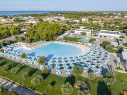 Camping Pas Cher vous présente avec son site Officiel campingpascher.fr, le Camping Porto Cesareo classé 3 étoiles, situé sur la commune de Porto Cesareo dans le département Lecce (Pouilles) en Italie. Le camping Porto Cesareo, vous présente un hébergement de type mobil-home de 30 m² avec climatisation. Le camping Porto Cesareo vous propose du sam. 12 septembre au sam. 19 septembre 2026 pour 7 nuits à 560€. Cette location propose 10 dates différentes pour réserver votre séjour. Découvrez également les 2 autres gammes d'hébergements du camping. Mer, Piscine extérieure, Animations familiales, Club enfants, Aire de jeux enfants, Baby-foot, Location de bateaux, Piscine, Sports nautiques, Terrain de football, kiteSurf, Bar, Bureau de tabac, Pizzeria, Plats à emporter, Restaurant, Épicerie,... En savoir plus : cliquez-ICI.