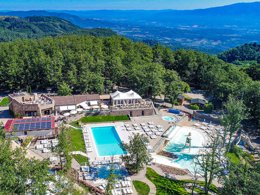 Camping Pas Cher vous présente avec son site Officiel campingpascher.fr, le Établissement Orlando In Chianti Glamping Resort, situé sur la commune de Cavriglia dans le département Arezzo (Toscane) en Italie. L'établissement Orlando In Chianti Glamping Resort vous propose un hébergement de type tente toile et bois de 28 m². L'établissement vous propose 25 autres types d'hébergements. Découvrez tous nos séjours à petits prix dans la commune et aux alentours de Cavriglia du département : Arezzo (Toscane).... En savoir plus : cliquez-ICI.