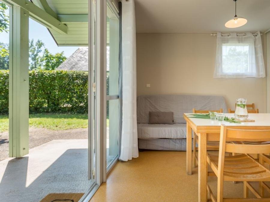 Camping Pas Cher vous présente avec son site Officiel campingpascher.fr, le Camping Village De Chalets D'Objat, situé sur la commune de Objat dans le département Corrèze (Limousin) en France. Le camping Village De Chalets D'Objat, vous présente un hébergement de type chalet de 30 m² et télévision. Le camping Village De Chalets D'Objat vous propose du dimanche 06 septembre au dimanche 13 septembre 2026 pour 7 nuits à 465€. Cette location propose 136 dates différentes pour réserver votre séjour. Découvrez également les 3 autres gammes d'hébergements du camping. Les Avis clients pour le Camping Village De Chalets D'Objat sont de 6 sur 10. Lagon, Piscine chauffée, Animations familiales, Aire de jeux enfants, Court de tennis, Cyclisme, Pétanque, Randonnée, Supermarché,... En savoir plus : cliquez-ICI.