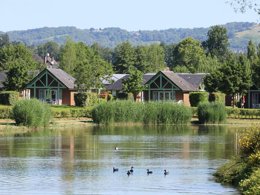 Camping Pas Cher vous présente avec son site Officiel campingpascher.fr, le Camping Village De Chalets D'Objat, situé sur la commune de Objat dans le département Corrèze (Limousin) en France. Le camping Village De Chalets D'Objat, vous présente un hébergement de type chalet de 30 m² et télévision. Le camping Village De Chalets D'Objat vous propose du sam. 03 octobre au sam. 10 octobre 2026 pour 7 nuits à 445€. Cette location propose 109 dates différentes pour réserver votre séjour. Découvrez également les 3 autres gammes d'hébergements du camping. Les Avis clients pour le Camping Village De Chalets D'Objat sont de 6 sur 10. Lagon, Piscine chauffée, Animations familiales, Aire de jeux enfants, Court de tennis, Cyclisme, Pétanque, Randonnée, Supermarché,... En savoir plus : cliquez-ICI.