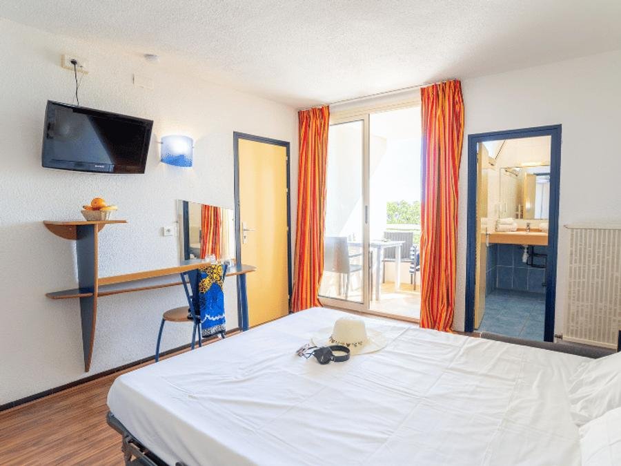Camping Pas Cher vous présente avec son site Officiel campingpascher.fr, la Résidence Le Neptune classé 3 étoiles, située sur la commune de Saint Pierre La Mer dans le département Aude (Languedoc Roussillon) en France. La résidence Le Neptune, vous présente un hébergement de type studio de 24 m² pour 2 personnes avec climatisation et télévision. La résidence Le Neptune vous propose du sam. 20 juin au sam. 27 juin 2026 pour 7 nuits à 415.8€. Cette location propose 30 dates différentes pour réserver votre séjour. Découvrez également les 4 autres gammes d'hébergements de la résidence. Les Avis clients pour la Résidence Le Neptune sont excellents avec une note moyenne de 9 sur 10. MerÉtang, Cyclisme, Jet-ski, Randonnée, Voile, Bar, Restaurant, Snack/Bar,... En savoir plus : cliquez-ICI.