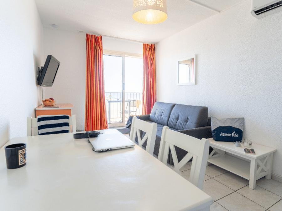Camping Pas Cher vous présente avec son site Officiel campingpascher.fr, la Résidence Le Neptune classé 3 étoiles, située sur la commune de Saint Pierre La Mer dans le département Aude (Languedoc Roussillon) en France. La résidence Le Neptune, vous présente un hébergement de type appartement de 37 m² pour 4 personnes avec climatisation et télévision. La résidence Le Neptune vous propose du sam. 29 août au sam. 05 septembre 2026 pour 7 nuits à 831.6€. Cette location propose 16 dates différentes pour réserver votre séjour. Découvrez également les 4 autres gammes d'hébergements de la résidence. Les Avis clients pour la Résidence Le Neptune sont excellents avec une note moyenne de 9 sur 10. MerÉtang, Cyclisme, Jet-ski, Randonnée, Voile, Bar, Restaurant, Snack/Bar,... En savoir plus : cliquez-ICI.