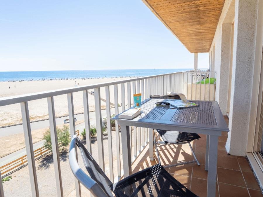 Camping Pas Cher vous présente avec son site Officiel campingpascher.fr, la Résidence Le Neptune classé 3 étoiles, située sur la commune de Saint Pierre La Mer dans le département Aude (Languedoc Roussillon) en France. La résidence Le Neptune, vous présente un hébergement de type appartement de 37 m² pour 4 personnes avec climatisation et télévision. La résidence Le Neptune vous propose du dimanche 30 août au dimanche 06 septembre 2026 pour 7 nuits à 916.3€. Cette location propose 15 dates différentes pour réserver votre séjour. Découvrez également les 4 autres gammes d'hébergements de la résidence. Les Avis clients pour la Résidence Le Neptune sont excellents avec une note moyenne de 9 sur 10. MerÉtang, Cyclisme, Jet-ski, Randonnée, Voile, Bar, Restaurant, Snack/Bar,... En savoir plus : cliquez-ICI.