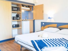 Camping Pas Cher vous présente avec son site Officiel campingpascher.fr, la Résidence Le Neptune classé 3 étoiles, située sur la commune de Saint Pierre La Mer dans le département Aude (Languedoc Roussillon) en France. La résidence Le Neptune, vous présente un hébergement de type studio de 24 m² pour 2 personnes avec climatisation et télévision. La résidence Le Neptune vous propose du sam. 04 avril au sam. 11 avril 2026 pour 7 nuits à 592.9€. Cette location propose 163 dates différentes pour réserver votre séjour. Découvrez également les 4 autres gammes d'hébergements de la résidence. Les Avis clients pour la Résidence Le Neptune sont excellents avec une note moyenne de 9 sur 10. MerÉtang, Cyclisme, Jet-ski, Randonnée, Voile, Bar, Restaurant, Snack/Bar,... En savoir plus : cliquez-ICI.