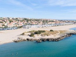 Camping Pas Cher vous présente avec son site Officiel campingpascher.fr, la Résidence Le Neptune classé 3 étoiles, située sur la commune de Saint Pierre La Mer dans le département Aude (Languedoc Roussillon) en France. La résidence Le Neptune, vous présente un hébergement de type studio de 24 m² pour 2 personnes avec climatisation et télévision. La résidence Le Neptune vous propose du sam. 04 avril au sam. 11 avril 2026 pour 7 nuits à 592.9€. Cette location propose 163 dates différentes pour réserver votre séjour. Découvrez également les 4 autres gammes d'hébergements de la résidence. Les Avis clients pour la Résidence Le Neptune sont excellents avec une note moyenne de 9 sur 10. MerÉtang, Cyclisme, Jet-ski, Randonnée, Voile, Bar, Restaurant, Snack/Bar,... En savoir plus : cliquez-ICI.