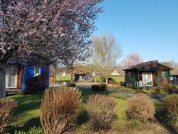 Camping Pas Cher vous présente avec son site Officiel campingpascher.fr, le Camping Municipal La Rivière - Donzenac classé 3 étoiles, situé sur la commune de Donzenac dans le département Corrèze (Limousin) en France. Le camping Municipal La Rivière - Donzenac, vous présente un hébergement de type chalet de 53 m² pour 2 personnes et télévision. Le camping Municipal La Rivière - Donzenac vous propose du jeudi 01 janvier au jeudi 08 janvier 2026 pour 7 nuits à 261€. Cette location propose 293 dates différentes pour réserver votre séjour. Découvrez également les 3 autres gammes d'hébergements du camping. Les Avis clients pour le Camping Municipal La Rivière - Donzenac sont excellents avec une note moyenne de 8 sur 10. Lac, Aire de jeux enfants, Ping-pong, Pétanque, Randonnée, Dépôt de pain,... En savoir plus : cliquez-ICI.