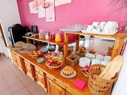 Camping Pas Cher vous présente avec son site Officiel campingpascher.fr, la Résidence Les Hameaux De La Chalosse classé 3 étoiles, située sur la commune de Cassen dans le département Landes (Aquitaine) en France. La résidence Les Hameaux De La Chalosse, vous présente un hébergement de type appartement de 40 m² pour 6 personnes. La résidence Les Hameaux De La Chalosse vous propose du mercredi 01 avril au mercredi 08 avril 2026 pour 7 nuits à 554.4€. Cette location propose 154 dates différentes pour réserver votre séjour. Découvrez également les 3 autres gammes d'hébergements de la résidence. Les Avis clients pour la Résidence Les Hameaux De La Chalosse sont excellents avec une note moyenne de 8 sur 10. Piscine couverte, Piscine extérieure, Animations familiales, Aire de jeux enfants, Cyclisme, Ping-pong, Piscine, Pétanque, Salle de fitness, Terrain de volley-ball, Dépôt de pain,... En savoir plus : cliquez-ICI.