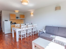 Camping Pas Cher vous présente avec son site Officiel campingpascher.fr, la Résidence Les Hameaux De La Chalosse classé 3 étoiles, située sur la commune de Cassen dans le département Landes (Aquitaine) en France. La résidence Les Hameaux De La Chalosse, vous présente un hébergement de type appartement de 40 m² pour 6 personnes. La résidence Les Hameaux De La Chalosse vous propose du mercredi 01 avril au mercredi 08 avril 2026 pour 7 nuits à 554.4€. Cette location propose 154 dates différentes pour réserver votre séjour. Découvrez également les 3 autres gammes d'hébergements de la résidence. Les Avis clients pour la Résidence Les Hameaux De La Chalosse sont excellents avec une note moyenne de 8 sur 10. Piscine couverte, Piscine extérieure, Animations familiales, Aire de jeux enfants, Cyclisme, Ping-pong, Piscine, Pétanque, Salle de fitness, Terrain de volley-ball, Dépôt de pain,... En savoir plus : cliquez-ICI.