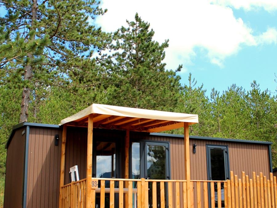 Camping Pas Cher vous présente avec son site Officiel campingpascher.fr, le Camping Flower Innature classé 4 étoiles, situé sur la commune de Arques dans le département Aude (Languedoc Roussillon) en France. Le camping Flower Innature, vous présente un hébergement de type mobil-home de 33 m² avec climatisation et télévision. Le camping Flower Innature vous propose du vendredi 12 juin au vendredi 19 juin 2026, en promotion à -14% pour 7 nuits à 470,05 € au lieu de 553,0 € soit une Économie de 82,95 €. Cette location propose 81 dates différentes pour réserver votre séjour. Découvrez également les 7 autres gammes d'hébergements du camping. Les Avis clients pour le Camping Flower Innature sont excellents avec une note moyenne de 8 sur 10. Piscine couverte, Piscine extérieure, Animation enfants, Animations familiales, Aire de jeux enfants, Baby-foot, Canoë-kayak, Canyoning, Centre équestre, Paddle, Ping-pong, Pédalo, Pétanque, Randonnée, Terrain de beach-volley, Terrain multisports, Trampoline, Bar, Plats à emporter, Snack/Bar, Épicerie,... En savoir plus : cliquez-ICI.