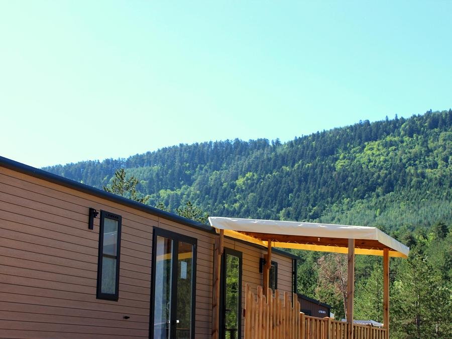 Camping Pas Cher vous présente avec son site Officiel campingpascher.fr, le Camping Flower Innature classé 4 étoiles, situé sur la commune de Arques dans le département Aude (Languedoc Roussillon) en France. Le camping Flower Innature, vous présente un hébergement de type mobil-home de 40 m² avec climatisation et télévision. Le camping Flower Innature vous propose du vendredi 12 juin au vendredi 19 juin 2026, en promotion à -15% pour 7 nuits à 517,65 € au lieu de 609,0 € soit une Économie de 91,35 €. Cette location propose 58 dates différentes pour réserver votre séjour. Découvrez également les 7 autres gammes d'hébergements du camping. Les Avis clients pour le Camping Flower Innature sont excellents avec une note moyenne de 8 sur 10. Piscine couverte, Piscine extérieure, Animation enfants, Animations familiales, Aire de jeux enfants, Baby-foot, Canoë-kayak, Canyoning, Centre équestre, Paddle, Ping-pong, Pédalo, Pétanque, Randonnée, Terrain de beach-volley, Terrain multisports, Trampoline, Bar, Plats à emporter, Snack/Bar, Épicerie,... En savoir plus : cliquez-ICI.