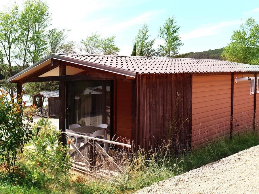 Camping Pas Cher vous présente avec son site Officiel campingpascher.fr, le Camping Flower Innature classé 4 étoiles, situé sur la commune de Arques dans le département Aude (Languedoc Roussillon) en France. Le camping Flower Innature, vous présente un hébergement de type chalet de 35 m² pour 2 personnes avec climatisation et télévision. Le camping Flower Innature vous propose du vendredi 12 juin au vendredi 19 juin 2026, en promotion à -14% pour 7 nuits à 470,05 € au lieu de 553,0 € soit une Économie de 82,95 €. Cette location propose 60 dates différentes pour réserver votre séjour. Découvrez également les 7 autres gammes d'hébergements du camping. Les Avis clients pour le Camping Flower Innature sont excellents avec une note moyenne de 8 sur 10. Piscine couverte, Piscine extérieure, Animation enfants, Animations familiales, Aire de jeux enfants, Baby-foot, Canoë-kayak, Canyoning, Centre équestre, Paddle, Ping-pong, Pédalo, Pétanque, Randonnée, Terrain de beach-volley, Terrain multisports, Trampoline, Bar, Plats à emporter, Snack/Bar, Épicerie,... En savoir plus : cliquez-ICI.