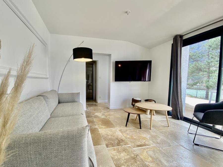 Camping Pas Cher vous présente avec son site Officiel campingpascher.fr, le Camping Flower Innature classé 4 étoiles, situé sur la commune de Arques dans le département Aude (Languedoc Roussillon) en France. Le camping Flower Innature, vous présente un hébergement de type villa de 116 m². Le camping Flower Innature vous propose du sam. 12 septembre au sam. 19 septembre 2026 pour 7 nuits à 1050€. Cette location propose 74 dates différentes pour réserver votre séjour. Découvrez également les 7 autres gammes d'hébergements du camping. Les Avis clients pour le Camping Flower Innature sont excellents avec une note moyenne de 8 sur 10. Piscine couverte, Piscine extérieure, Animation enfants, Animations familiales, Aire de jeux enfants, Baby-foot, Canoë-kayak, Canyoning, Centre équestre, Paddle, Ping-pong, Pédalo, Pétanque, Randonnée, Terrain de beach-volley, Terrain multisports, Trampoline, Bar, Plats à emporter, Snack/Bar, Épicerie,... En savoir plus : cliquez-ICI.