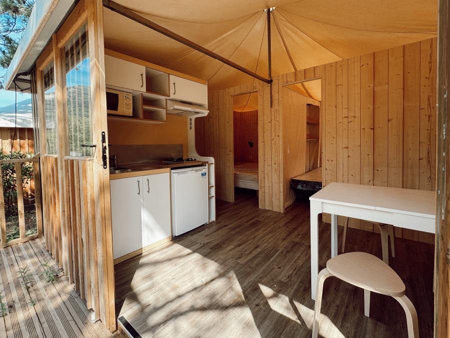 Camping Pas Cher vous présente avec son site Officiel campingpascher.fr, le Camping Flower Innature classé 4 étoiles, situé sur la commune de Arques dans le département Aude (Languedoc Roussillon) en France. Le camping Flower Innature, vous présente un hébergement de type lodge de 25 m² avec climatisation. Le camping Flower Innature vous propose du jeudi 04 juin au jeudi 11 juin 2026 avec une PROMO de DERNIÈRE MINUTE, en promotion à -15% pour 7 nuits à 398,65 € au lieu de 469,0 € soit une Économie de 70,35 €. Cette location propose 101 dates différentes pour réserver votre séjour. Découvrez également les 7 autres gammes d'hébergements du camping. Les Avis clients pour le Camping Flower Innature sont excellents avec une note moyenne de 8 sur 10. Piscine couverte, Piscine extérieure, Animation enfants, Animations familiales, Aire de jeux enfants, Baby-foot, Canoë-kayak, Canyoning, Centre équestre, Paddle, Ping-pong, Pédalo, Pétanque, Randonnée, Terrain de beach-volley, Terrain multisports, Trampoline, Bar, Plats à emporter, Snack/Bar, Épicerie,... En savoir plus : cliquez-ICI.