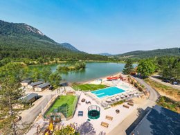 Camping Pas Cher vous présente avec son site Officiel campingpascher.fr, le Camping Flower Innature classé 4 étoiles, situé sur la commune de Arques dans le département Aude (Languedoc Roussillon) en France. Le camping Flower Innature, vous présente un hébergement de type lodge de 25 m² avec climatisation. Le camping Flower Innature vous propose du jeudi 04 juin au jeudi 11 juin 2026 avec une PROMO de DERNIÈRE MINUTE, en promotion à -15% pour 7 nuits à 398,65 € au lieu de 469,0 € soit une Économie de 70,35 €. Cette location propose 101 dates différentes pour réserver votre séjour. Découvrez également les 7 autres gammes d'hébergements du camping. Les Avis clients pour le Camping Flower Innature sont excellents avec une note moyenne de 8 sur 10. Piscine couverte, Piscine extérieure, Animation enfants, Animations familiales, Aire de jeux enfants, Baby-foot, Canoë-kayak, Canyoning, Centre équestre, Paddle, Ping-pong, Pédalo, Pétanque, Randonnée, Terrain de beach-volley, Terrain multisports, Trampoline, Bar, Plats à emporter, Snack/Bar, Épicerie,... En savoir plus : cliquez-ICI.