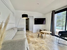 Camping Pas Cher vous présente avec son site Officiel campingpascher.fr, le Camping Flower Innature classé 4 étoiles, situé sur la commune de Arques dans le département Aude (Languedoc Roussillon) en France. Le camping Flower Innature, vous présente un hébergement de type villa. Le camping Flower Innature vous propose du sam. 13 décembre au sam. 20 décembre 2025 avec une PROMO de DERNIÈRE MINUTE, en promotion à -14% pour 7 nuits à 731,85 € au lieu de 861 € soit une Économie de 129,15 €. Cette location propose 9 dates différentes pour réserver votre séjour. Découvrez également les 1 autres gammes d'hébergements du camping. Les Avis clients pour le Camping Flower Innature sont excellents avec une note moyenne de 8 sur 10. Piscine couverte, Piscine extérieure, Animation enfants, Animations familiales, Aire de jeux enfants, Baby-foot, Canoë-kayak, Canyoning, Centre équestre, Paddle, Ping-pong, Pédalo, Pétanque, Randonnée, Terrain de beach-volley, Terrain multisports, Trampoline, Bar, Plats à emporter, Snack/Bar, Épicerie,... En savoir plus : cliquez-ICI.