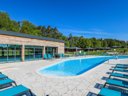 Camping Pas Cher vous présente avec son site Officiel campingpascher.fr, le Camping Domaine Des Monédières - Vacancéole classé 4 étoiles, situé sur la commune de Meyrignac L'eglise dans le département Corrèze (Limousin) en France. Le camping Domaine Des Monédières - Vacancéole vous propose un hébergement de type chalet pour 1 personne. L'établissement vous propose 12 autres types d'hébergements. Découvrez tous nos séjours à petits prix dans la commune et aux alentours de Meyrignac L'eglise du département : Corrèze (Limousin). Les Avis clients pour le Camping Domaine Des Monédières - Vacancéole sont excellents avec une note moyenne de 8 sur 10. Lac, Piscine couverte, Piscine extérieure, Aire de jeux enfants, Canoë-kayak, Centre équestre, Cyclisme, Ping-pong, Pétanque, Randonnée, Bar,... En savoir plus : cliquez-ICI.