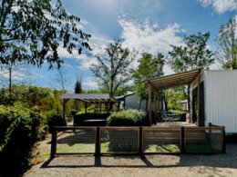 Camping Pas Cher vous présente avec son site Officiel campingpascher.fr, le Camping Paradis Les Rives De L'Hérault classé 4 étoiles, situé sur la commune de Gignac dans le département Hérault (Languedoc Roussillon) en France. Le camping Paradis Les Rives De L'Hérault, vous présente un hébergement de type mobil-home de 20 m² avec climatisation et télévision. Le camping Paradis Les Rives De L'Hérault vous propose du sam. 06 juin au sam. 13 juin 2026, en promotion à -13% pour 7 nuits à 327 € au lieu de 377,0 € soit une Économie de 50 €. Cette location propose 17 dates différentes pour réserver votre séjour. Découvrez également les 14 autres gammes d'hébergements du camping. Les Avis clients pour le Camping Paradis Les Rives De L'Hérault sont excellents avec une note moyenne de 8 sur 10. Animation enfants, Animations familiales, Club enfants, Canoë-kayak, Ping-pong, Pétanque, Bar, Snack/Bar, Station-service, Supermarché,... En savoir plus : cliquez-ICI.