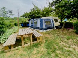Camping Pas Cher vous présente avec son site Officiel campingpascher.fr, le Camping Paradis Les Rives De L'Hérault classé 4 étoiles, situé sur la commune de Gignac dans le département Hérault (Languedoc Roussillon) en France. Le camping Paradis Les Rives De L'Hérault, vous présente un hébergement de type caravane de 12 m². Le camping Paradis Les Rives De L'Hérault vous propose du sam. 04 juillet au sam. 11 juillet 2026, en promotion à -8% pour 7 nuits à 377 € au lieu de 413,0 € soit une Économie de 36 €. Cette location propose 19 dates différentes pour réserver votre séjour. Découvrez également les 14 autres gammes d'hébergements du camping. Les Avis clients pour le Camping Paradis Les Rives De L'Hérault sont excellents avec une note moyenne de 8 sur 10. Animation enfants, Animations familiales, Club enfants, Canoë-kayak, Ping-pong, Pétanque, Bar, Snack/Bar, Station-service, Supermarché,... En savoir plus : cliquez-ICI.