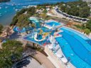 Camping Pas Cher vous présente avec son site Officiel campingpascher.fr, le Camping Vestar classé 4 étoiles, situé sur la commune de Rovinj dans le département Istrie (Istrie) en Croatie. Le camping Vestar vous propose un hébergement de type tente en toile et bois de 30 m² avec climatisation. L'établissement vous propose 3 autres types d'hébergements. Découvrez tous nos séjours à petits prix dans la commune et aux alentours de Rovinj du département : Istrie (Istrie). Mer, Parc aquatique, Piscine extérieure, Animations familiales, Club enfants, Aire de jeux enfants, Club enfant de nuit, Cyclisme, Jet-ski, Location de bateaux, Ping-pong, Plongée, Randonnée, Salle de jeux vidéo, Terrain de volley-ball, Terrain multisports, Trampoline, Bar, Dépôt de pain, Pizzeria, Restaurant, Snack/Bar, Épicerie,... En savoir plus : cliquez-ICI.