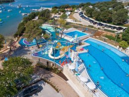 Camping Pas Cher vous présente avec son site Officiel campingpascher.fr, le Camping Vestar classé 4 étoiles, situé sur la commune de Rovinj dans le département Istrie (Istrie) en Croatie. Le camping Vestar vous propose un hébergement de type tente en toile et bois de 30 m² avec climatisation. L'établissement vous propose 3 autres types d'hébergements. Découvrez tous nos séjours à petits prix dans la commune et aux alentours de Rovinj du département : Istrie (Istrie). Mer, Parc aquatique, Piscine extérieure, Animations familiales, Club enfants, Aire de jeux enfants, Club enfant de nuit, Cyclisme, Jet-ski, Location de bateaux, Ping-pong, Plongée, Randonnée, Salle de jeux vidéo, Terrain de volley-ball, Terrain multisports, Trampoline, Bar, Dépôt de pain, Pizzeria, Restaurant, Snack/Bar, Épicerie,... En savoir plus : cliquez-ICI.